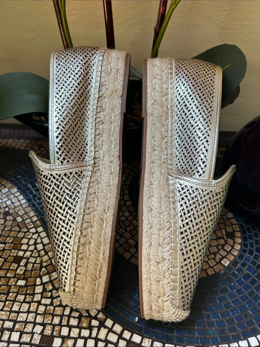 Vince Camuto Women’s Hamorra Laser Cut Metallic Gold Espadrilles size 10M